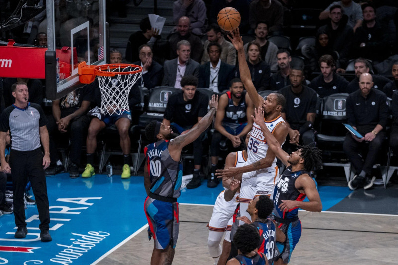 Kevin Durant, de los Suns, se eleva en busca de un canasto en el partido del miércoles frente a los Nets de Brooklyn.