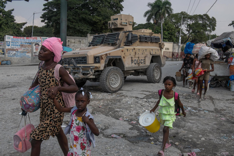 Personas abandonan sus hogares a causa de la guerra entre bandas armadas en la zona de Pernier, en la comuna de Petionville, hoy en Puerto Príncipe (Haití).