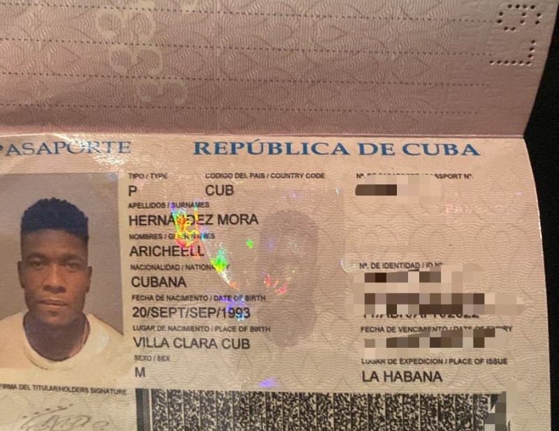 Fotografía muestra documentos del deportista Cubano Arichell Hernández Mora, detenido en un operativo de Migración.