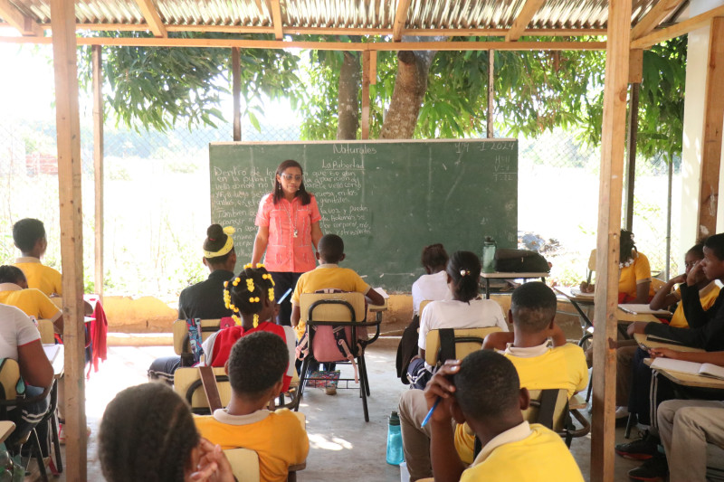 Una maestra imparte clases a niños en Dajabón.