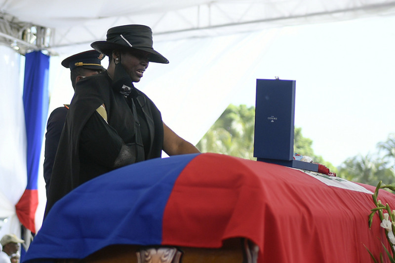 Martine Moise, en la lista de acusados del comisario del gobierno haitiano, es vista aquí ante el féretro de su difunto esposo, Jovenel, Moise, asesinado el 7 de julio de 2021.