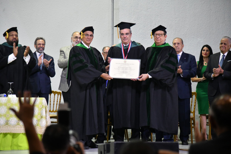Autoridades académicas de la UNPHU entregan el Doctorado Honoris Causa al presidente Luis Abinader.