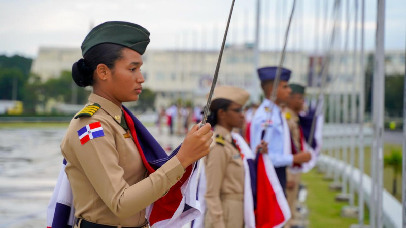 Una joven militar con la enseña tricolor sobre su hombro izquierdo, durante el homenaje ayer a Juan Pablo Duarte y a la bandera nacional.