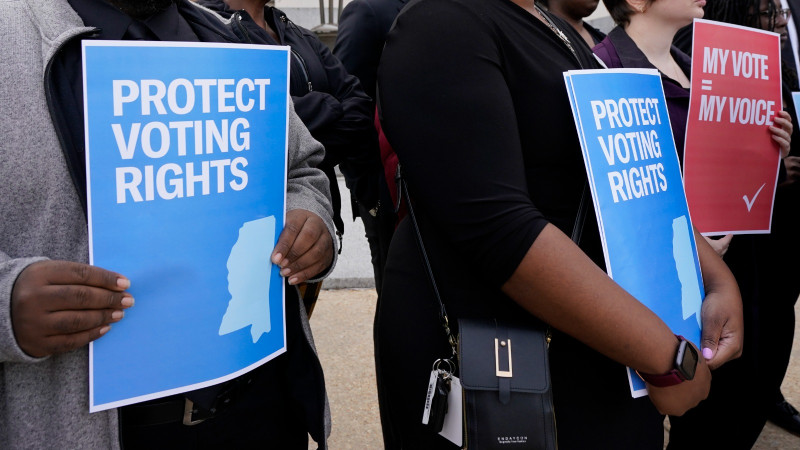 Un grupo de defensa del derecho al voto sostiene pancartas para exigir que sea protegido, el 7 de diciembre de 2023, en Jackson, Mississippi.