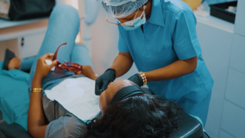 Imagen de referencia de una persona siendo atendida por un odontologo.