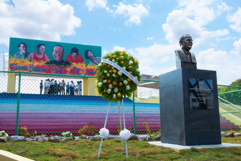 Develan escultura y mural en honor a Luisito Martí en anfiteatro Parque del Este, que ahora también fue bautizado con su nombre.