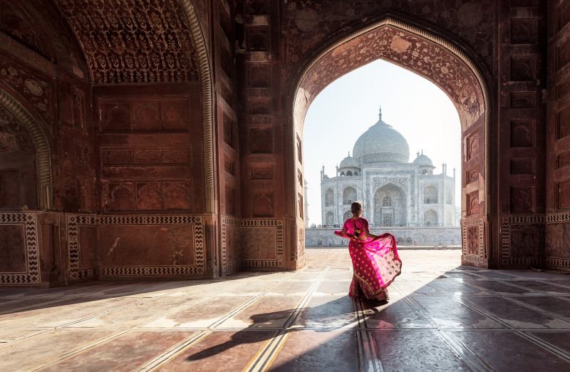 Mujer vestida con un sari rojo, en el Taj Mahal, en Agra, India.