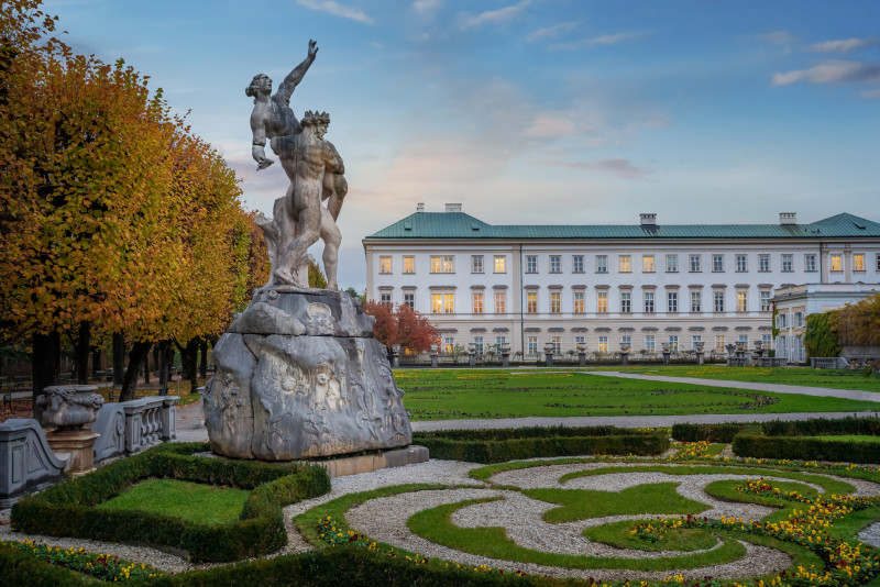 Palacio de Mirabell, y sus jardines, al atardecer, en Salzburgo, Austria.