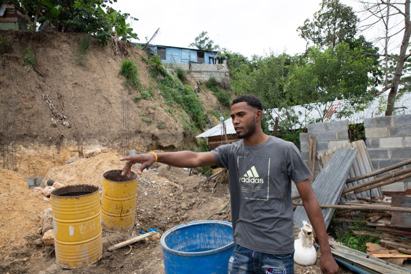 Erquidio Montero muestra el lugar donde se encontraba su casa, destruida por un deslizamiento de tierra durante las lluvias de noviembre 2023.