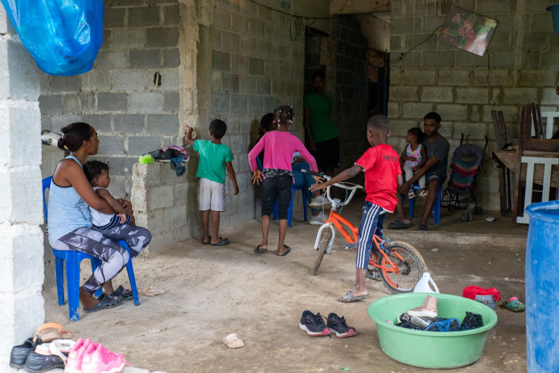 La familia Montero vive en condiciones precarias en una casa a medio construir.