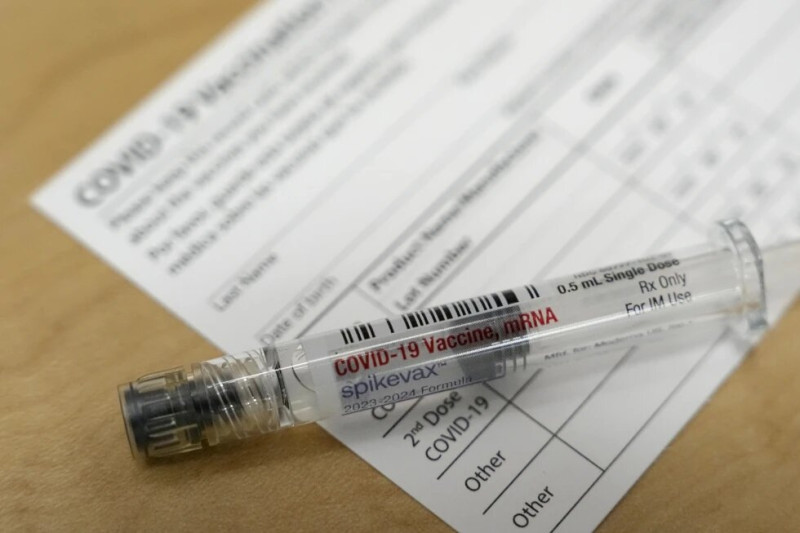 Se ve una vacuna Moderna Spikevax COVID-19 en una farmacia en Cypress, Texas, el 20 de septiembre de 2023.
