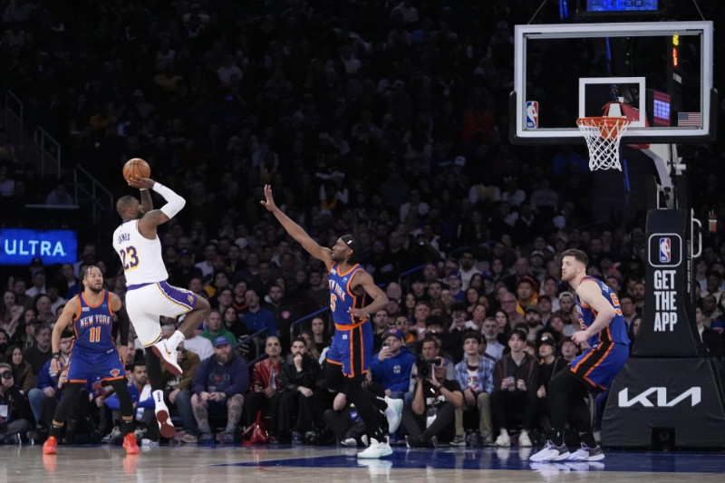 LeBron James se levanta para ejecutar un tiro de media distancia en el segundo cuarto del partido contra los Knicks.