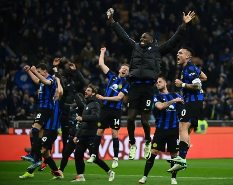 Jugadores del Inter de Milán celebran el triunfo sobre La Juve.