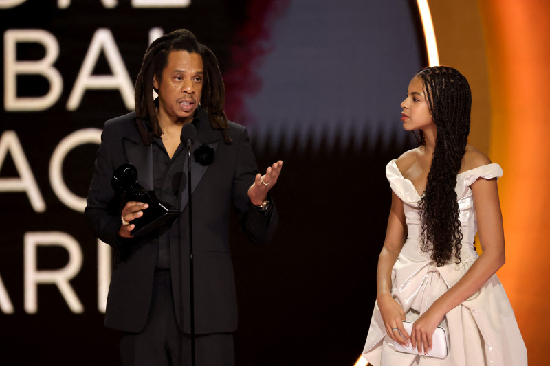 El homenajeado Jay-Z acepta el Premio Dr. Dre Global Impact con Blue Ivy Carter.