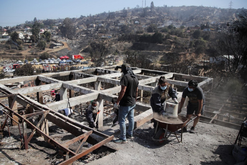 Los residentes retiran escombros de casas quemadas después de los incendios forestales en Villa Independencia, Viña del Mar, Chile, el 5 de febrero de 2024.