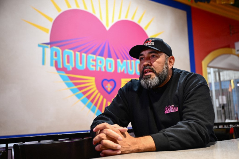 Antonio Muñoz, propietario del restaurante 911 Taco Bar, habla durante una entrevista en Las Vegas, Nevada, el 1 de febrero de 2024