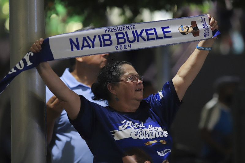 Una seguidora del presidente Nayib Bukele celebra los resultados de las elecciones generales en la plaza Gerardo Barrios en el centro de San Salvador, el domingo pasado.
