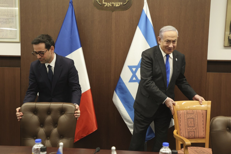 Benjamin Netanyahu, a la derecha, y el canciller francés, Stéphane Sejourne, toman asiento antes del inicio de su reunión en Jerusalén ayer lunes.