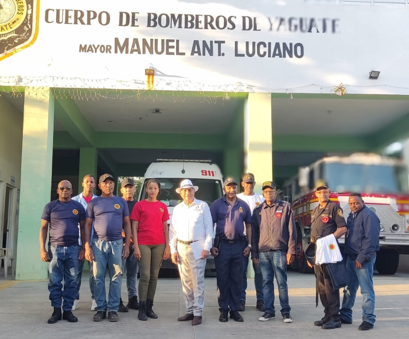 Víctor Espinal, presidente del complejo turístico La Chivería, realizó la entrega de los uniformes.