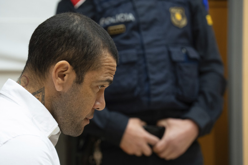 La estrella del fútbol brasileño Dani Alves se sienta durante su juicio en Barcelona, España, el lunes 5 de febrero de 2024