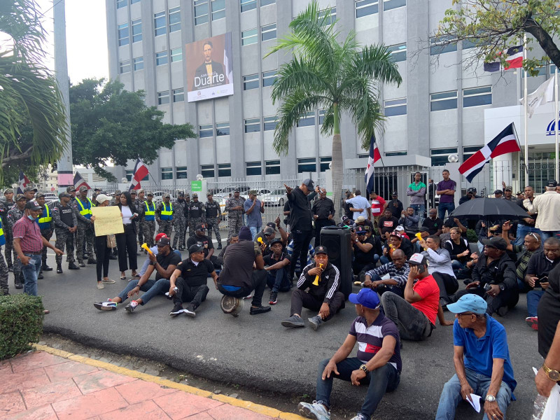 Grupo de policias y militares se reunen frente al Ministerio de Haciendas en reclamo a Indernización