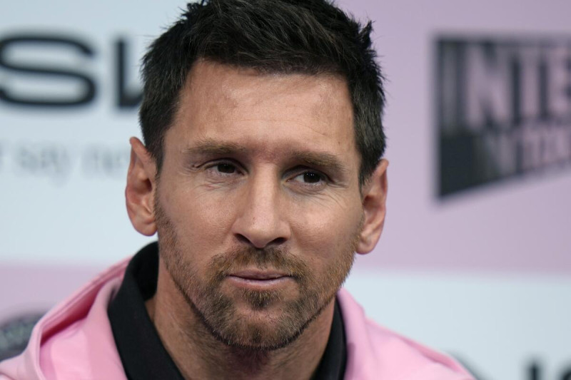 Lionel Messi del Inter Miami habla en conferencia de prensa en un hotel en Tokio antes del duelo de exhibición del miércoles.