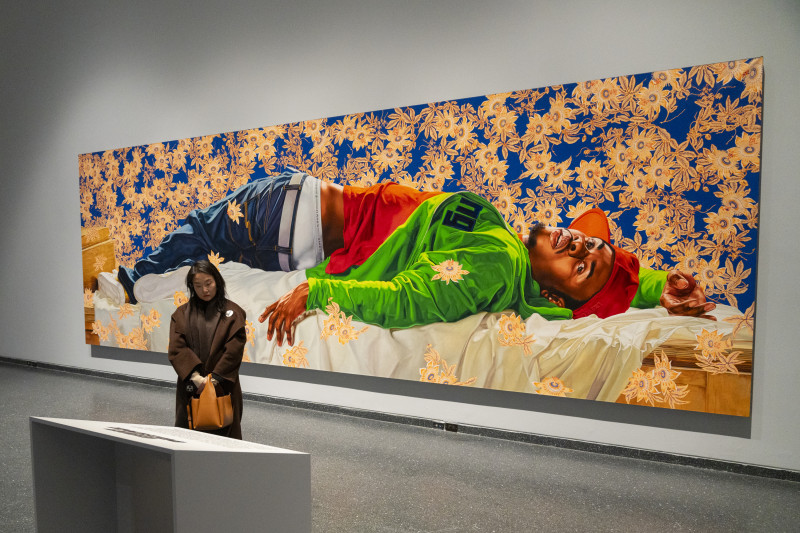 USA1944. NUEVA YORK (ESTADOS UNIDOS), 06/02/2024.- Una mujer observa la obra 'Femme piquée par un serpent' del artista Kehinde Wiley, perteneciente a la colección de arte de la cantante Alicia Keys y su marido el productor Swizz Beatz, titulada 'Giants' ('Gigantes'), hoy, en el Museo de Brooklyn en Nueva York (Estados Unidos). El museo de Brooklyn reivindica en su próxima exposición la presencia de artistas afroamericanos en los museos y abre una "gran" conversación sobre la discriminación racial a través de una colección de casi 100 obras donadas temporalmente por los artistas Alicia Keys y su esposo Swizz Beatz. EFE/ Ángel Colmenares