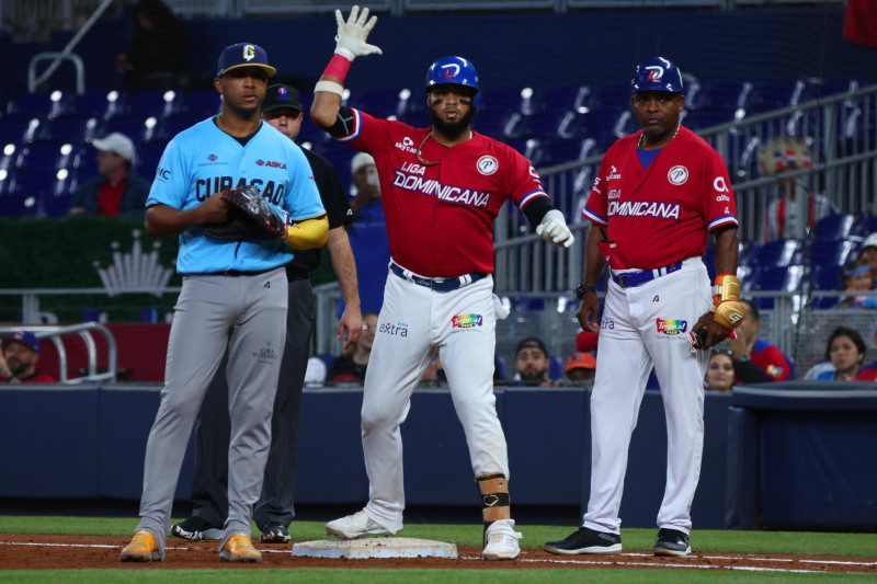El tercera base del equipo dominicano, Dawell Lugo, celebra tras empujar la primera carrera del partido ante Curazao en la Serie del Caribe