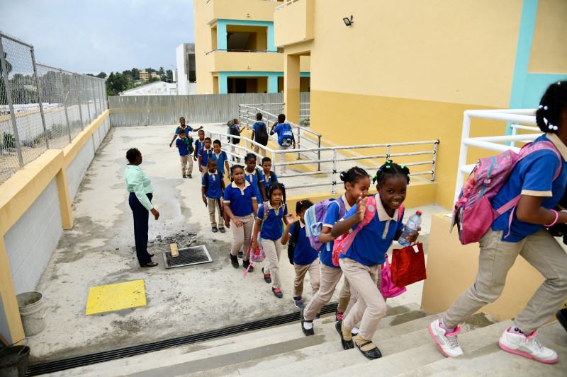 Los niños acuden alegres a las clases en su nueva escuela Barrio Lindo en Villa Mella.