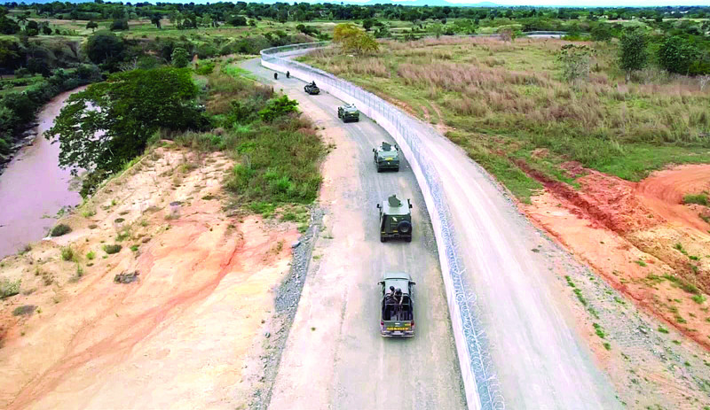 Un convoy militar está en alerta en la frontera ante el peligro de movilizaciones antigubernamentales que buscan sacar del poder al primer ministro Ariel Henry.