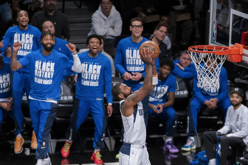 Kyrie Irving, de los Mavericks, se eleva en busca de un canasto en el partido del martes frente a los Nets en Brooklyn.