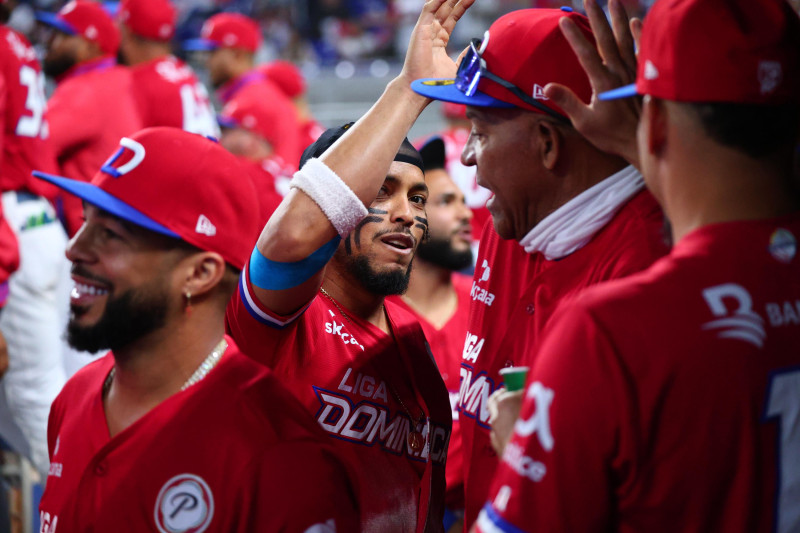 Gustavo Núñez saluda a sus compañeros de equipo luego de anotar una carrera en la Serie del Caribe.
