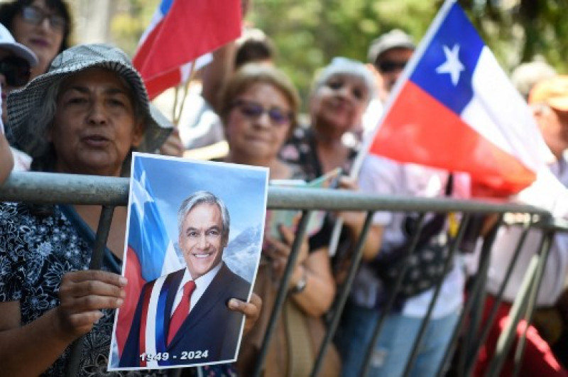 Los partidarios del ex presidente chileno Sebastián Piñera se reúnen frente al Congreso Nacional en Santiago el 7 de febrero de 2024.