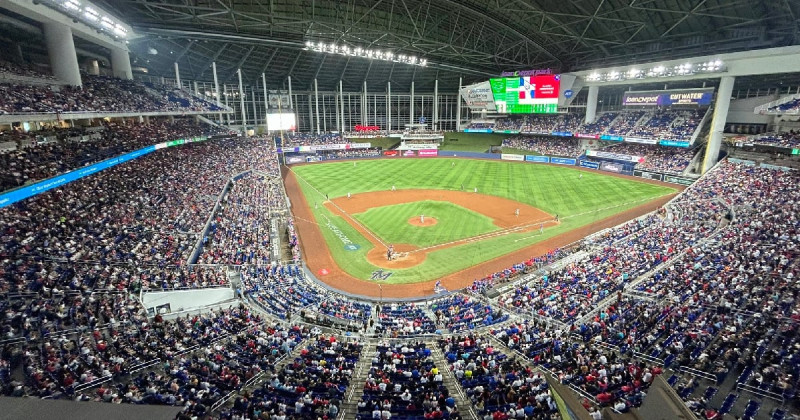 El estadio LoanDepot Park, hogar de los Miami Marlins, repleto de público respaldando la Serie del Caribe 2024.