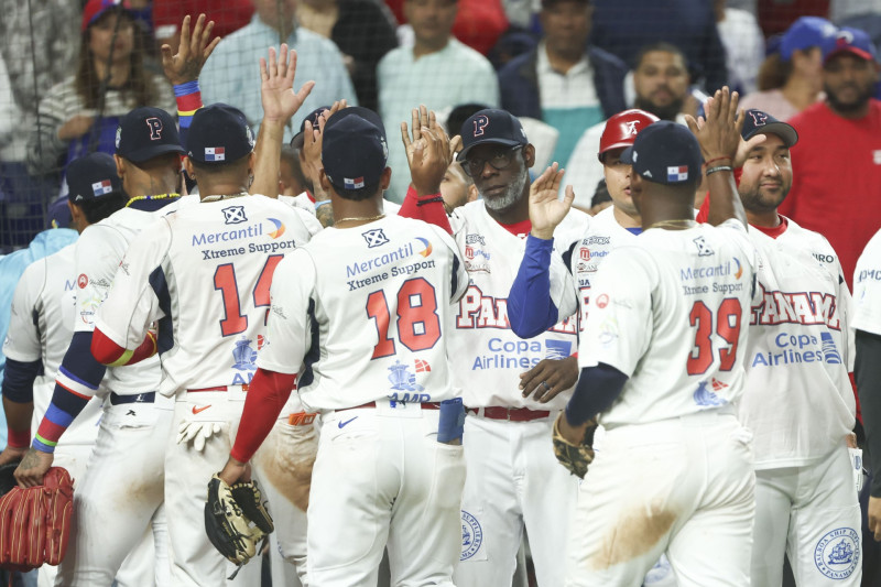 Los jugadores de los Federales al momento de ser felicitado por el dirige José Mayorga tras superar al conjunto dominicano.