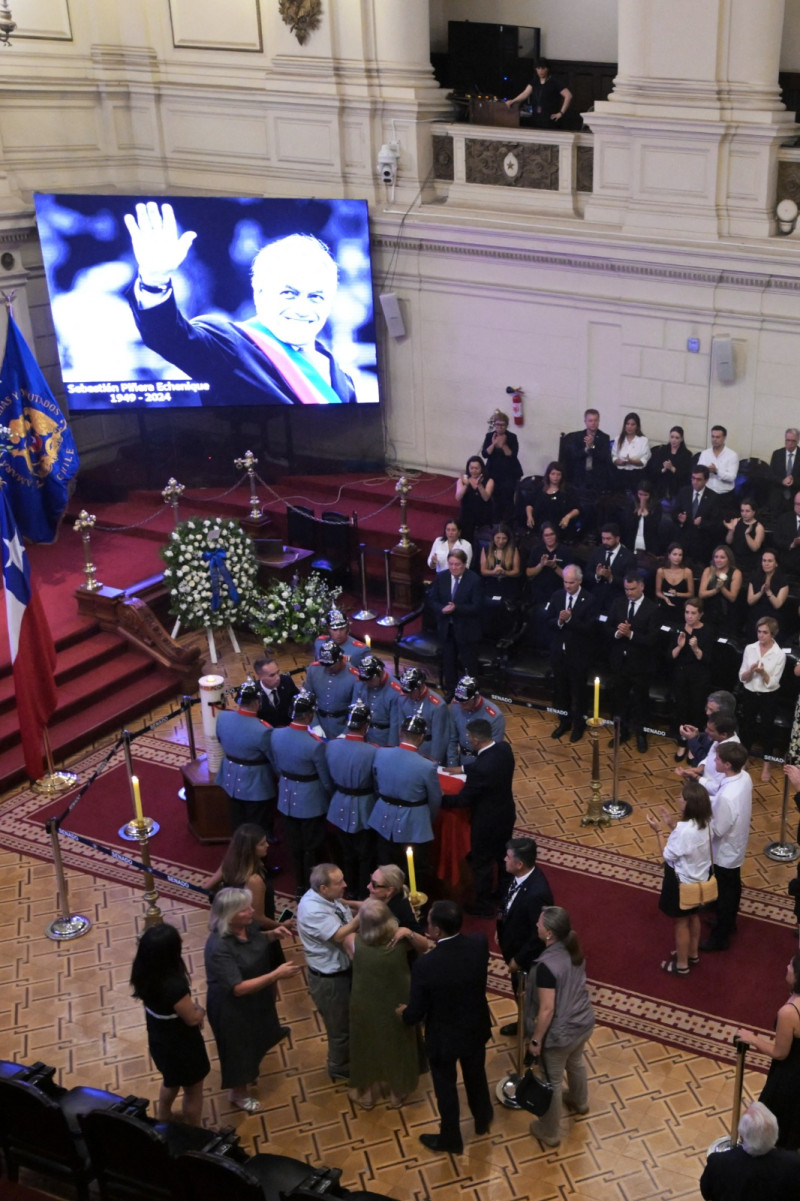 El Regimiento de Escolta Presidencial No. 1 "Granaderos" escolta el ataúd con el cuerpo del ex presidente chileno Sebastián Piñera.