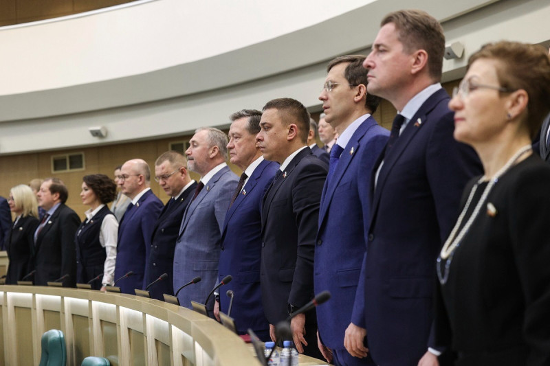 Los legisladores de la cámara escuchan en pie el himno nacional antes del inicio de una sesión, en Moscú, ayer.