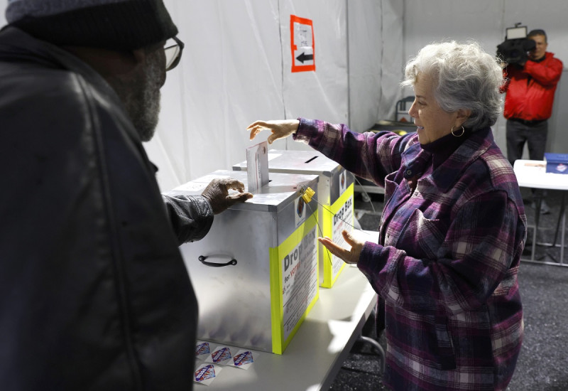Martha Morris vota en una urna de voto por correo durante las primarias en Las Vegas, el martes pasado.