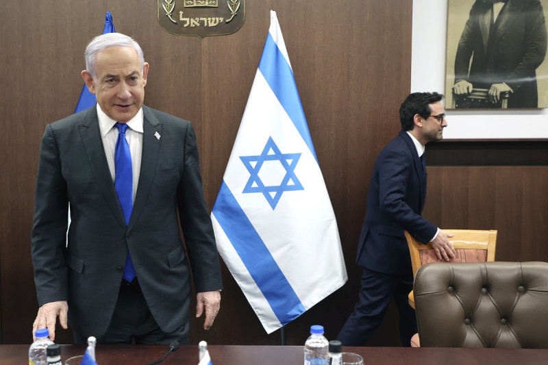 El primer ministro israelí Benjamin Netanyahu, izquierda, se acerca a su silla antes de reunirse con el ministro francés de Relaciones Exteriores, Stephane Sejourne, derecha, el lunes 5 de febrero de 2024, en Jerusalén.