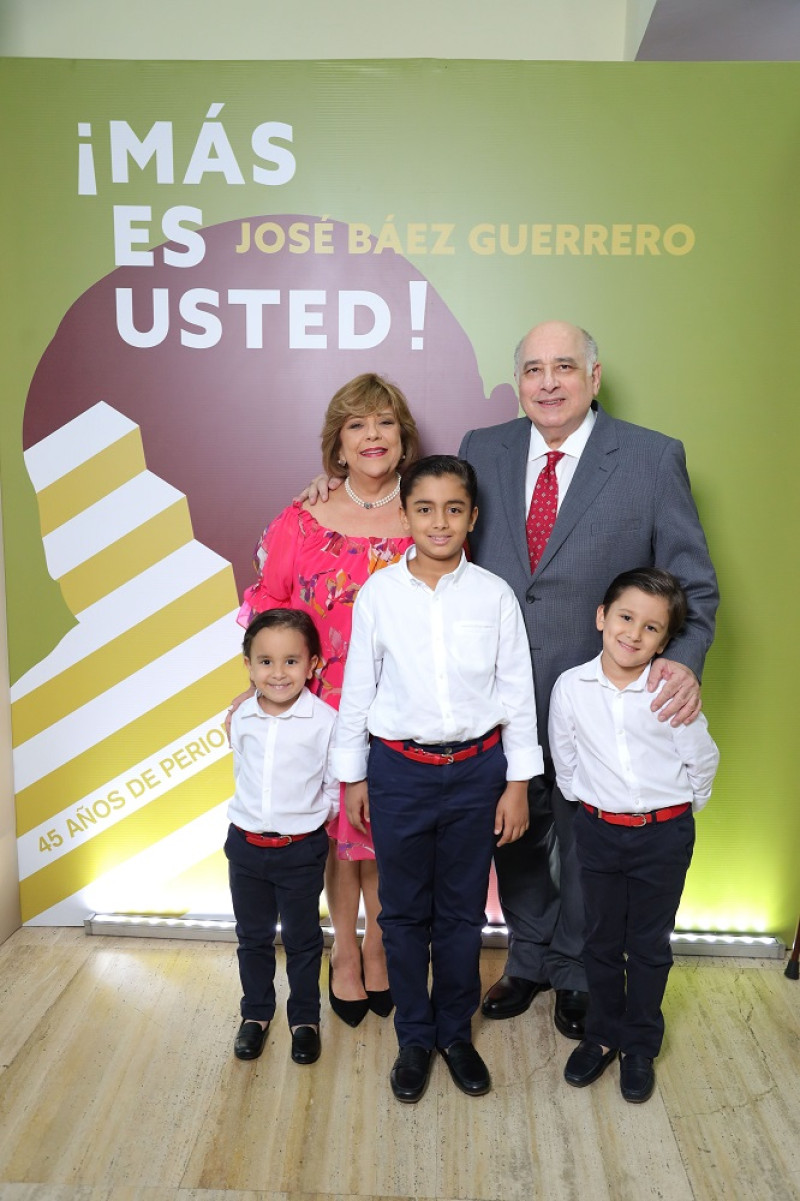 Patricia Delgado de Báez y José Báez Guerrero junto a sus nietos.