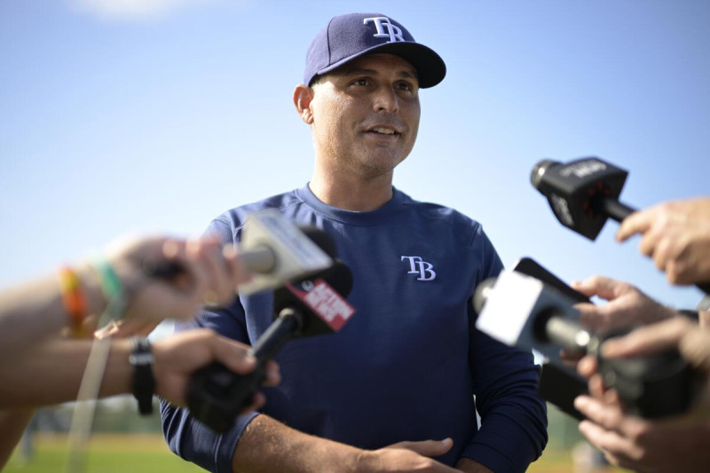 El mánager de los Rays de Tampa Bay Kevin Cash charla con periodistas durante la primera práctica para lanzadores y receptores en la pretemporada, en 2023.