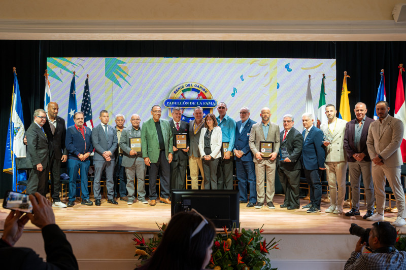La foto recoge a los exaltados y reconocidos junto a directivos del béisbol caribeño en la ceremonia del pabellón de la fama de la Serie del Caribe.