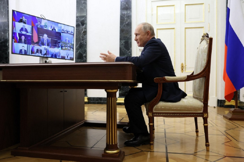 En esta fotografía de Sputnik, el presidente de Rusia, Vladimir Putin, preside una reunión con el Consejo Presidencial para la Ciencia y la Educación a través de un enlace de vídeo en Moscú el 8 de febrero de 2024.