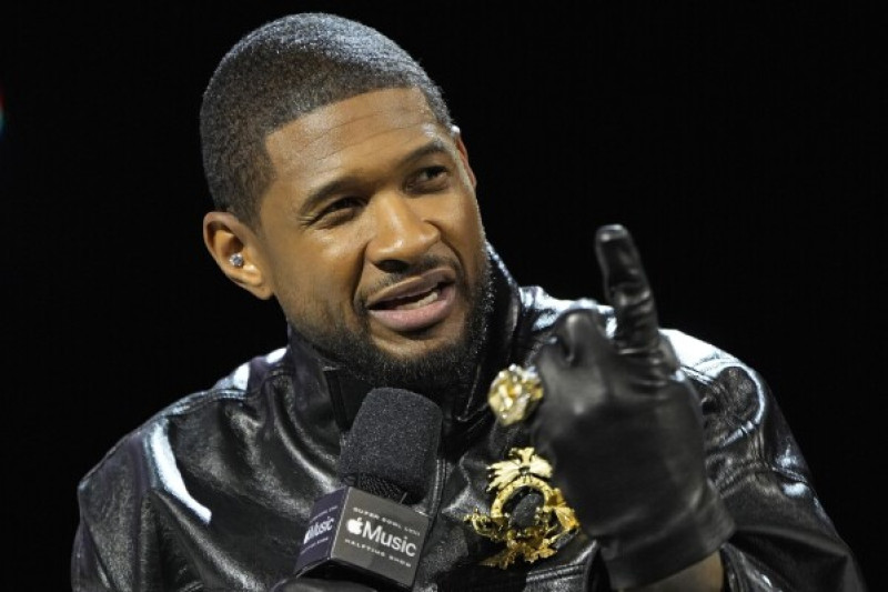 Usher habla en una conferencia de prensa previa al Super Bowl 58 de la NFL el jueves 8 de febrero de 2024, en Las Vegas.