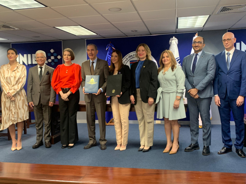 Fotografía muestra a la rectora de Unibe, Odile Camilo Vicent, junto al ministro de Educación Superior, Ciencia y Tecnología, Franklin García Fermin, oficializando el acuerdo.