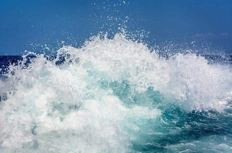 Fotografía muestra ola del mar agresiva.