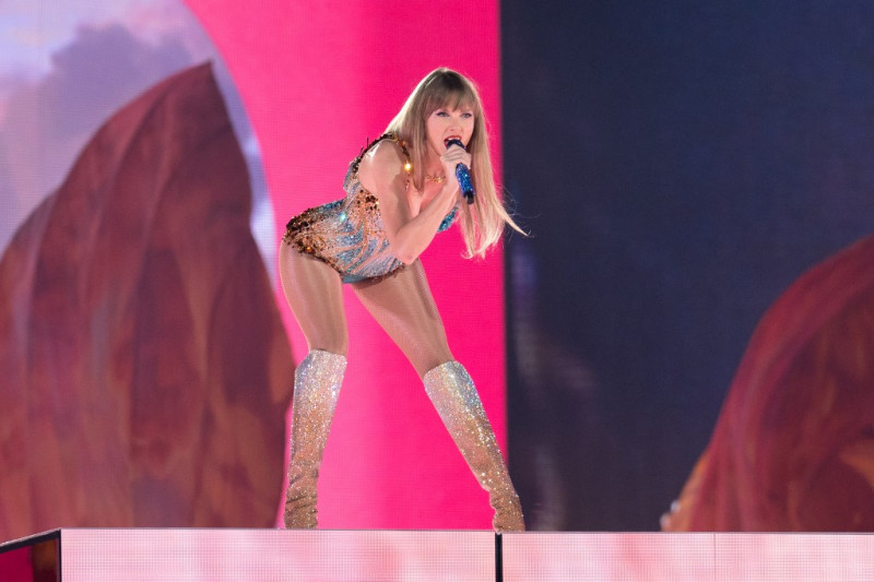 Taylor Swift actúa en el escenario durante la primera noche de su gira "Eras Tour" en el AT&T Stadium de Arlington, Texas, el 31 de marzo de 2023