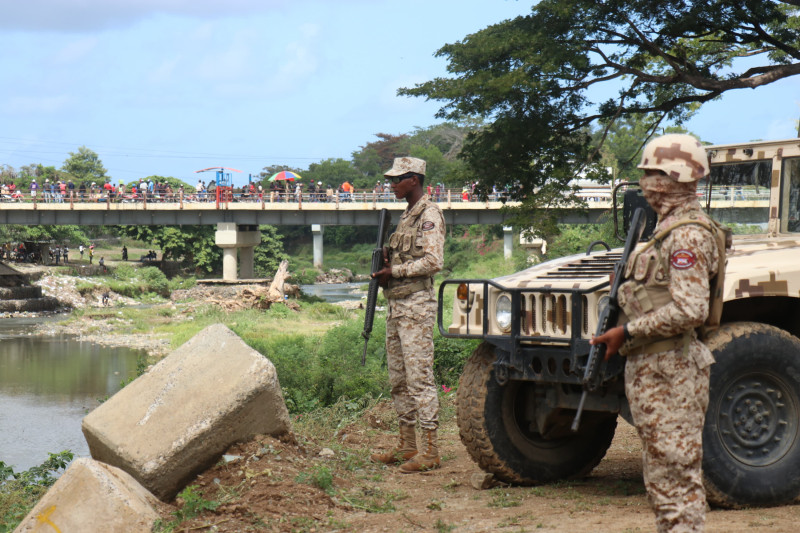 Soldados del Cesfront vigilan la línea divisoria con Haití.