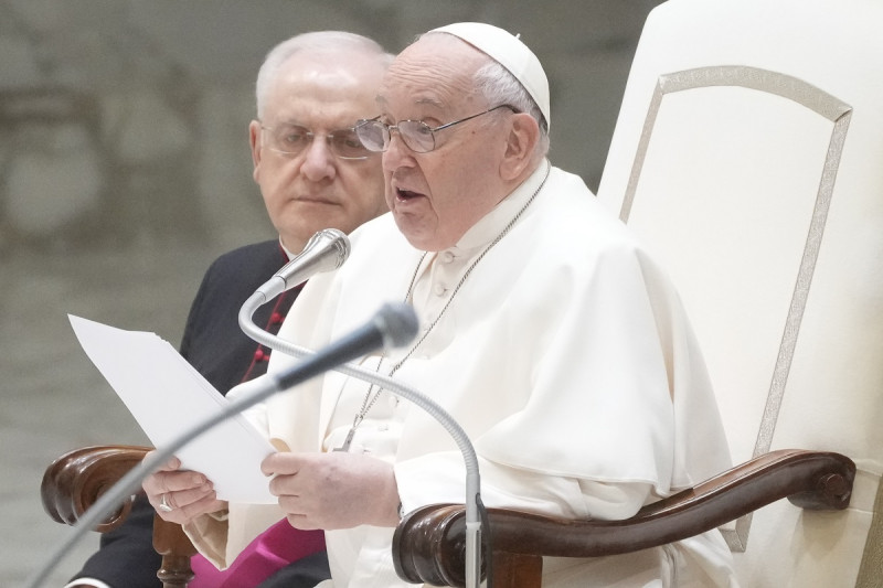 El papa Francisco lee su mensaje durante la audiencia general semanal en el Vaticano, el miércoles 7 de febrero de 2024.