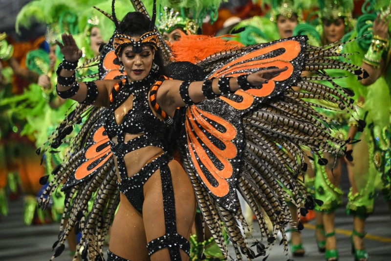 Un juerguista de la escuela de samba Mancha Verde actúa durante la primera noche de carnaval en el Sambódromo de Sao Paulo, Brasil, la madrugada del 10 de febrero de 2024.